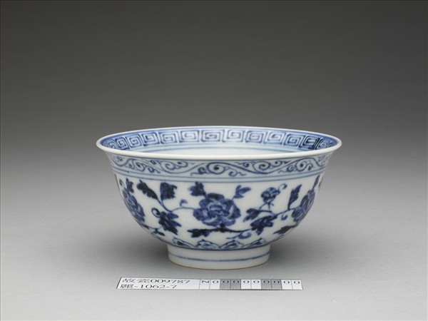 青花纏枝花卉紋碗