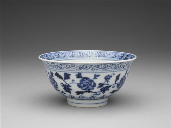 青花纏枝花卉紋碗