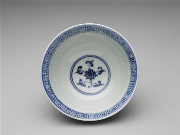 青花纏枝花卉紋碗