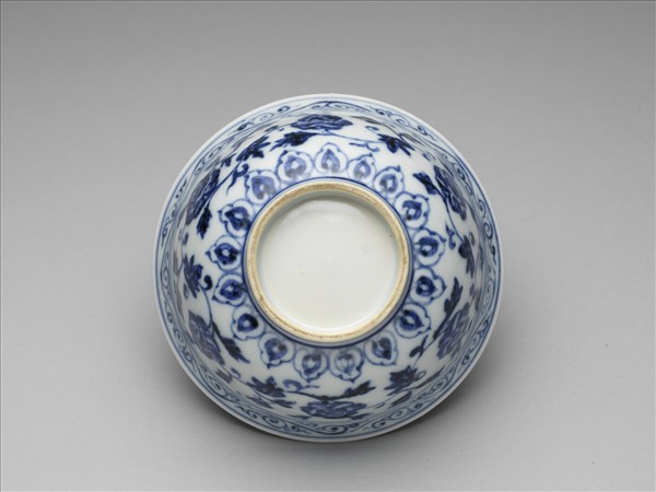 青花纏枝花卉紋碗