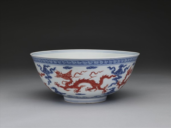 青花描紅雲龍紋碗