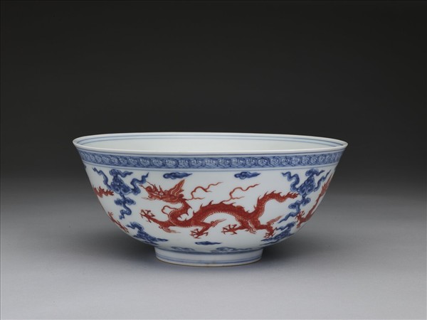 青花描紅雲龍紋碗