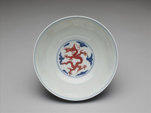 青花描紅雲龍紋碗