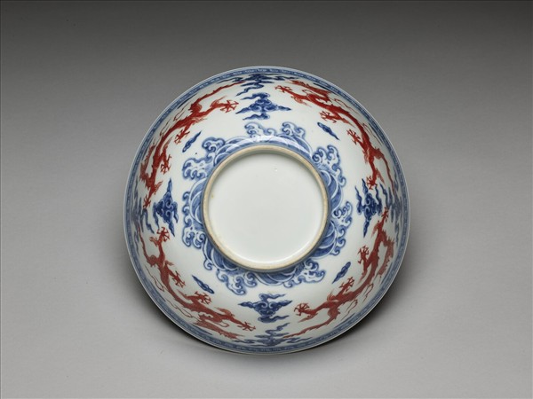 青花描紅雲龍紋碗