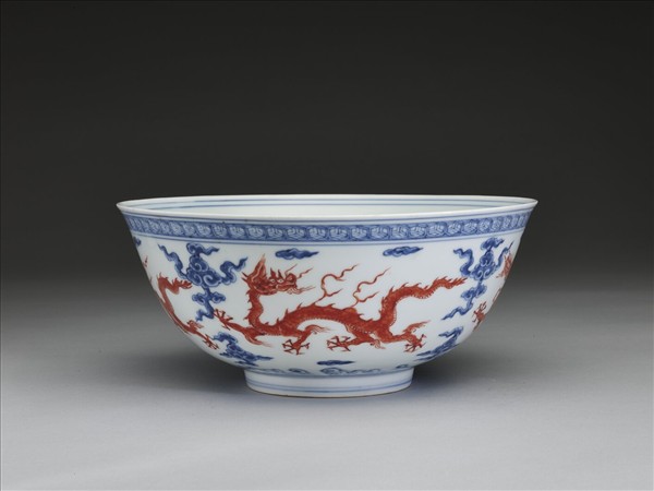 青花描紅雲龍紋碗