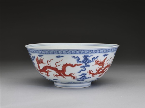 青花描紅雲龍紋碗