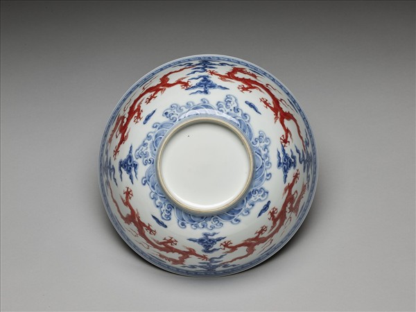 青花描紅雲龍紋碗