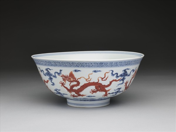 青花描紅雲龍紋碗