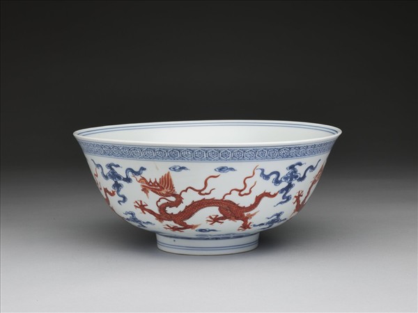 青花描紅雲龍紋碗