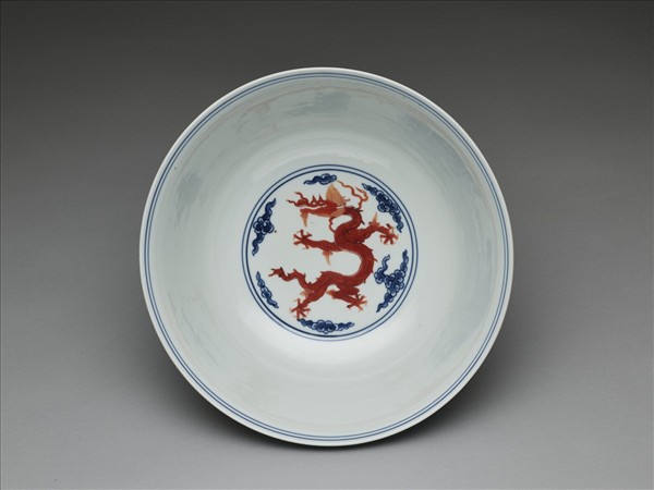 青花描紅雲龍紋碗