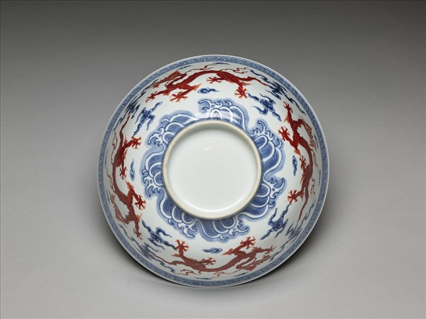 青花描紅雲龍紋碗