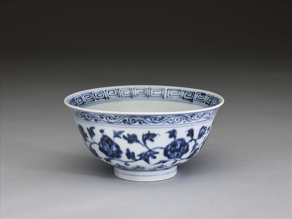 青花纏枝花卉紋碗