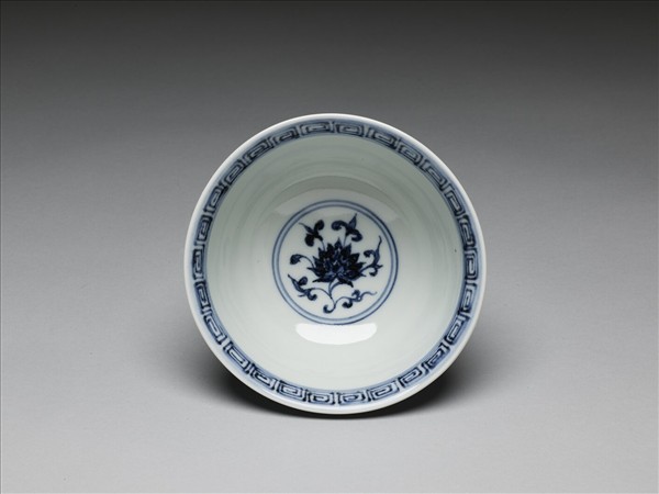 青花纏枝花卉紋碗