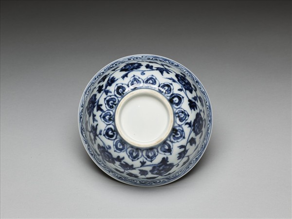 青花纏枝花卉紋碗