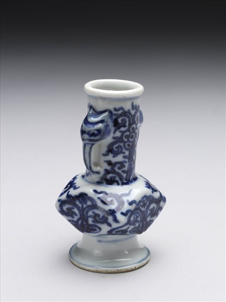 青花花卉紋折方瓶