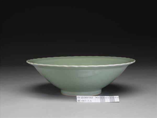 仿龍泉釉花口碗