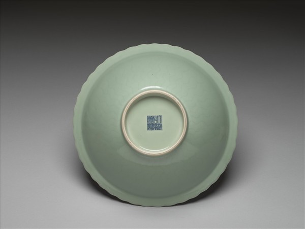 仿龍泉釉花口碗