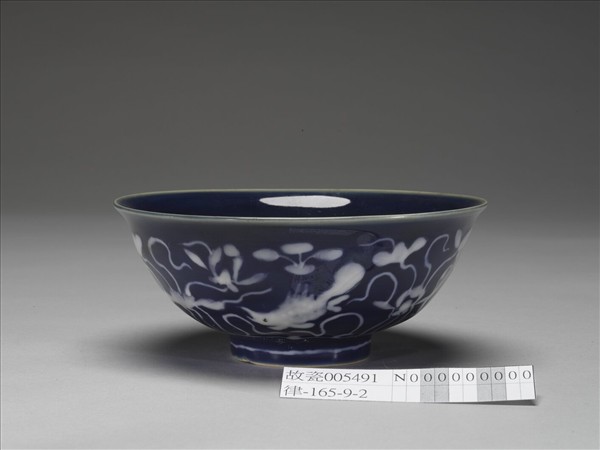 霽青釉魚藻紋碗