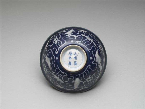 霽青釉魚藻紋碗