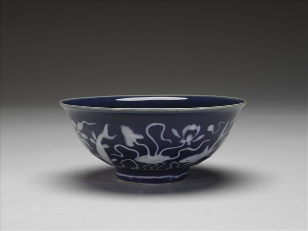 霽青釉魚藻紋碗