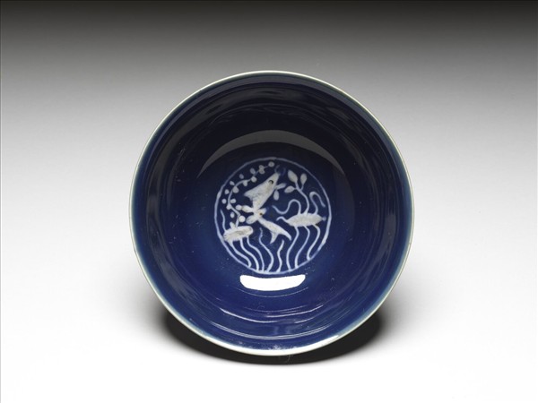 霽青釉魚藻紋碗