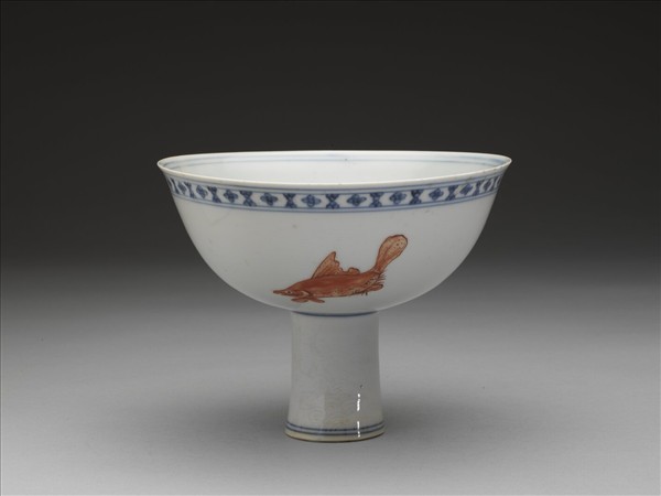 青花描紅魚紋高足碗
