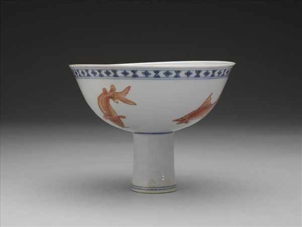 青花描紅魚紋高足碗