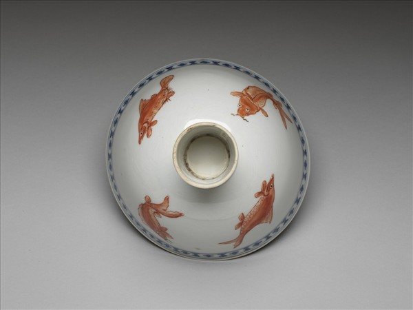 青花描紅魚紋高足碗