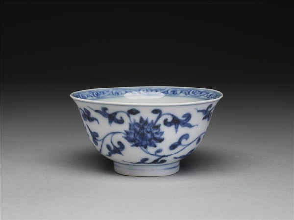青花纏枝花卉紋碗