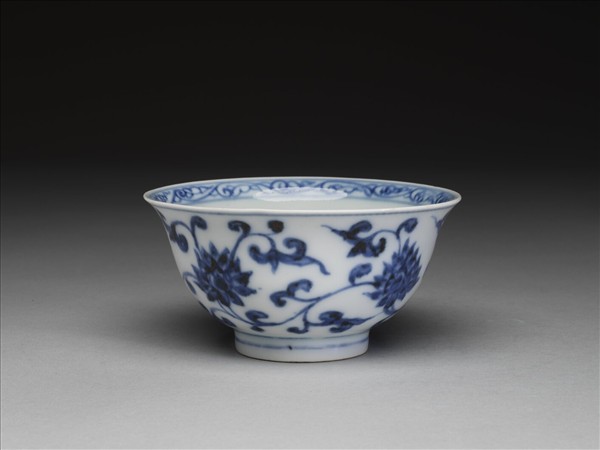青花纏枝花卉紋碗
