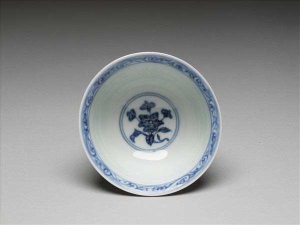 青花纏枝花卉紋碗