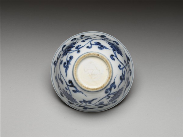 青花纏枝花卉紋碗