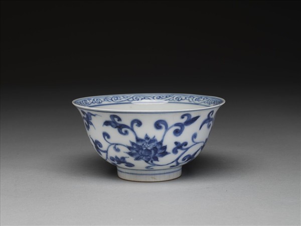 青花纏枝花卉紋碗