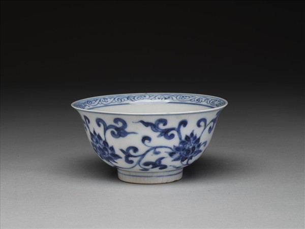青花纏枝花卉紋碗