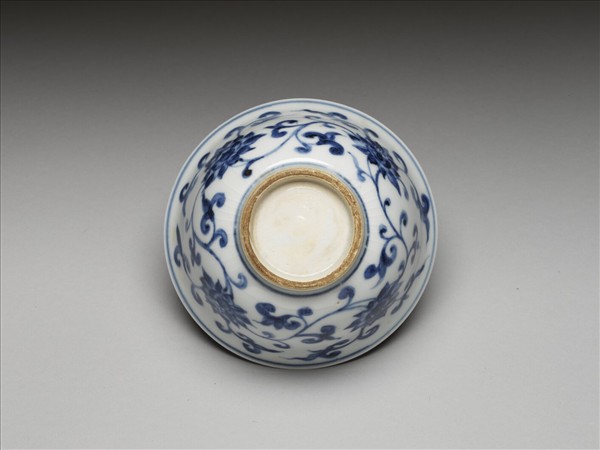 青花纏枝花卉紋碗