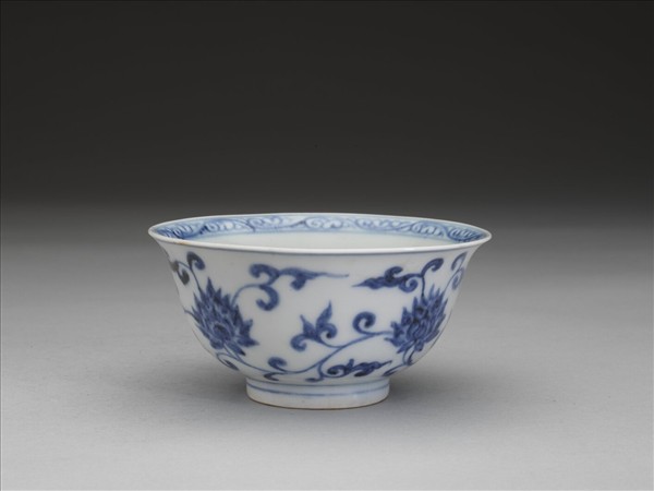 青花纏枝花卉紋碗