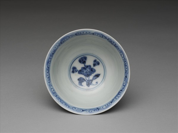 青花纏枝花卉紋碗
