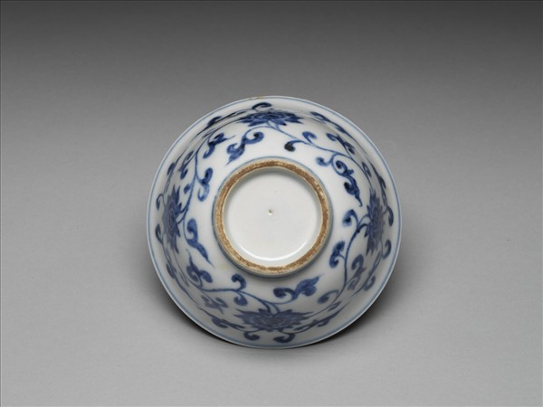 青花纏枝花卉紋碗