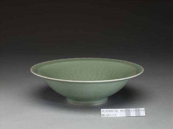 仿龍泉釉花口碗