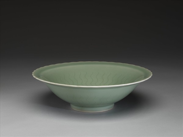 仿龍泉釉花口碗