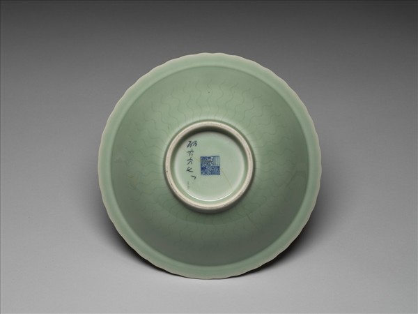 仿龍泉釉花口碗