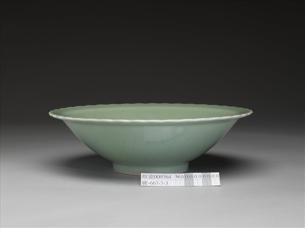 仿龍泉釉花口碗