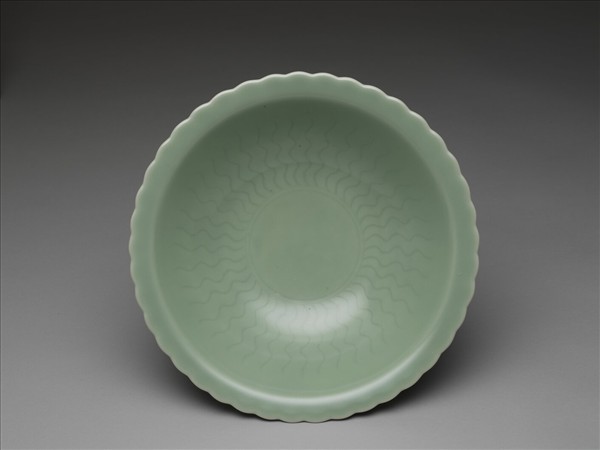 仿龍泉釉花口碗