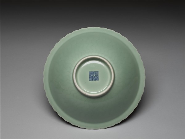 仿龍泉釉花口碗