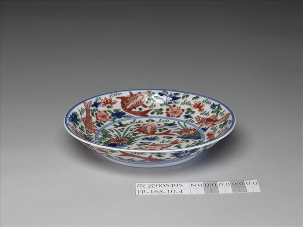 五彩蓮塘魚藻紋盤