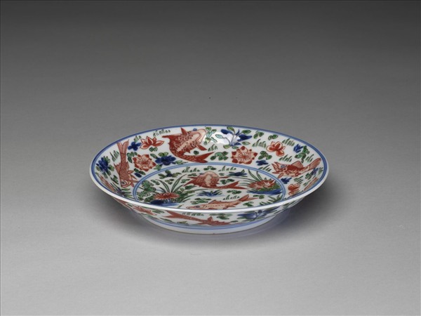 五彩蓮塘魚藻紋盤