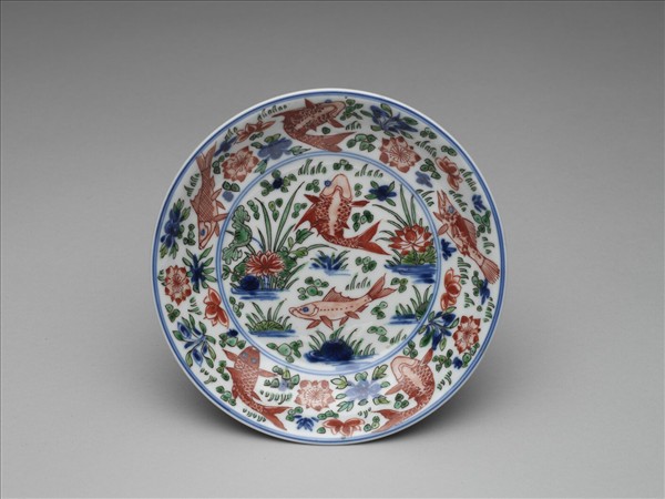 五彩蓮塘魚藻紋盤