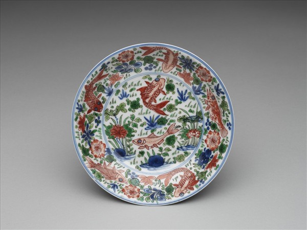 五彩蓮塘魚藻紋盤