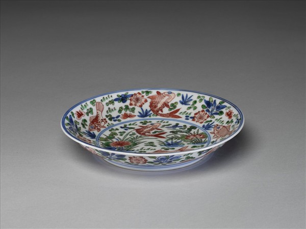 五彩蓮塘魚藻紋盤