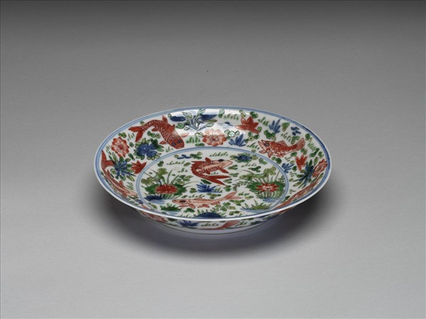 五彩蓮塘魚藻紋盤